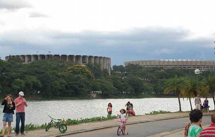 নিয়মিত হাঁটাচলা করুন: ‘হাঁটা-চলার কোনো বিকল্প নেই’-এ কথা কম-বেশি আমরা সকলেই জানি। অতিরিক্ত ওজনের কারণে পেটে চাপ পড়ে এবং হাঁটাচলা না করায় মলত্যাগ করার পথে বাঁধা সৃষ্টি হয়। তাছাড়া পেটে খাবার জমে থাকা মানেই অস্বস্তি বোধ এবং সে কারণে ওজন কমানো বা ওজন ঠিক রাখাও সম্ভব হয় না।