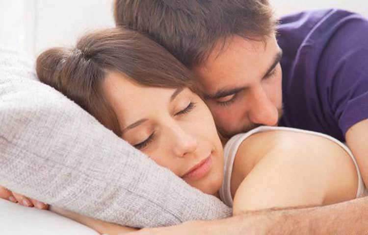 বালিশটা একটু উঁচু করে ঘুমাবেন: গ্যাসট্রিক বা অম্বলের সমস্যা সাধারণত রাতে বেলায় হয়। তাই বালিশটা একটু উঁচু করে এবং শরীরের ওপরের দিকটাও একটু উঁচুতে তুলে ঘুমাবেন।