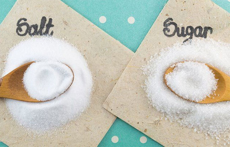 অনেকে রান্নায় চিনি ব্যবহার করনে। আজ থেকে তা বন্ধ করে দিন। পাশাপাশি কাঁচা চিনিও খাবেন না। মধু, গুড় ব্যবহার করতে পারেন। একই সঙ্গে রান্নায় কম লবণ দিন। অতিরিক্ত লবণ খেলেও গ্যাস-অম্বল হয়। ছবি: সংগৃহীত