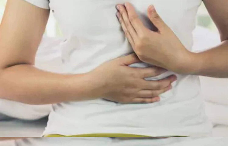 গ্যাস্ট্রিক, অম্বলের যন্ত্রণা দীর্ঘস্থায়ী হলে চিকিৎকের পরামর্শ নিতে হবে। পাশাপাশি রয়েছে কিছু ঘরোয়া টোটকাও। ছবি: সংগৃহীত