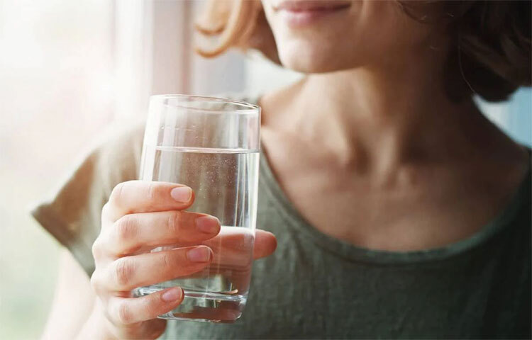 পেট ভালো রাখার জন্য প্রচুর পানি পানের কোনো বিকল্প নেই। গ্যাস্ট্রিক, অম্বল, পেট ফুলে যাওয়ার সমস্যা নিয়ন্ত্রণ করতেও পানি পান করতে হবে পর্যাপ্ত পরিমাণে। সেইসঙ্গে ভুললে চলবে না শরীরচর্চার রুটিনও। ছবি: সংগৃহীত