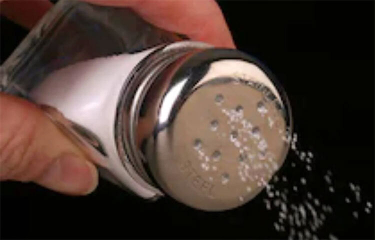 নোনতা খাবারে শরীরে সোডিয়ামের পরিমাণ বেড়ে যায় অনেকটাই। অতিরিক্ত লবণে প্রভাবে শরীরে পানির পরিমাণে ঘাটতি দেখা যেতে পারে। তাই লবণ বা নোনতা খাবার এড়িয়ে চলুন। ছবি: সংগৃহীত