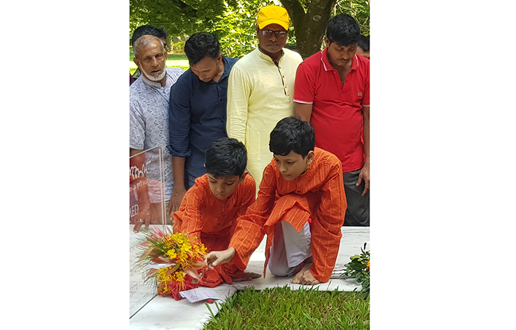বাবার কবরে ফুল দিয়ে শ্রদ্ধা জানাচ্ছে হুমায়ূন পুত্র নিষাদ ও নিনিত।