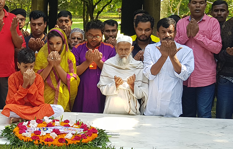 হুমায়ূন আহমেদের আত্মার শান্তি কামনা করে মোনাজ করা হচ্ছে।