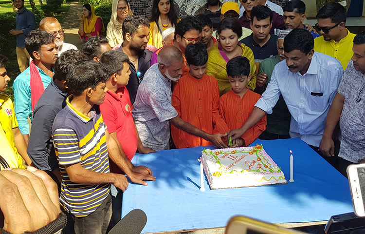 হুমায়ূন আহমেদের জন্মদিনের কেক কাটা হচ্ছে।