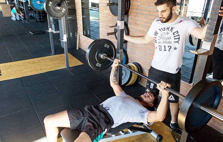 তাই কম বয়সে জিমে না গিয়ে খেলাধুলা বা সাঁতারের মতো শরীরচর্চা করা ভালো। ছবি: সংগৃহীত