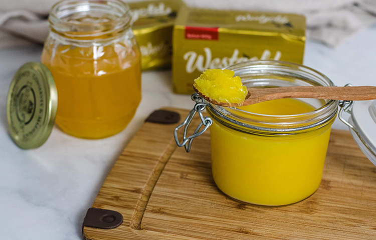 খাঁটি গাওয়া ঘিতে যে ফ্যাটি অ্যাসিড রয়েছে। এনার্জির উৎস হতে পারে এই ফ্যাটি অ্যাসিড। শরীর গঠনে অত্যন্ত জরুরি ওমেগা ফ্যাটি অ্যাসিড থাকে ঘিতে। এর ফলে ওজন স্বাভাবিক রাখা সম্ভব ঘি খেলে। এছাড়া চোখের রোগ, ক্যান্সার রোধ, কোষ্ঠকাঠিন্য ইত্যাদির জন্য উপাদেয় ঘি। ছবি: সংগৃহীত