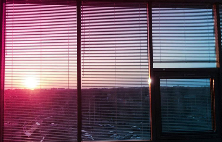 ঘর ঠান্ডা রাখার জন্যে প্রথমেই যে কাজটা করতে হবে সেটা হচ্ছে, যতটা সম্ভব দুপুরের সূর্যের প্রখর তাপ ঘরে আসতে না দেওয়া। সে ক্ষেত্রে দক্ষিণ ও পশ্চিম দিকের জানালা, যেগুলো দিয়ে সরাসরি সূর্যের আলো ঢোকে সেসব জানালার পর্দা টেনে রাখুন এবং জানালাও বন্ধ রাখুন।