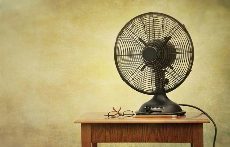 রাতের বেলা টেবিল বা পোর্টেবল ফ্যান জানালার কাছে নিয়ে চালিয়ে দিন। এটা বাইরের ঠান্ডা হাওয়া ভিতরে নিয়ে আসবে এবং ঘরের গরম দূর হবে।