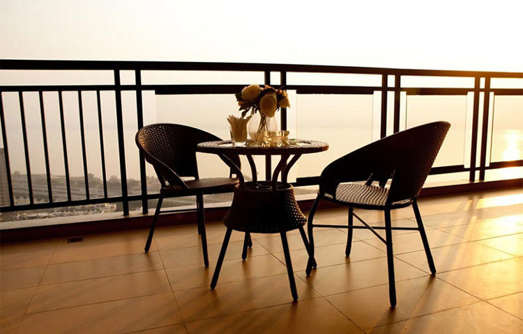 আপনার বাড়ির কোন অংশে সবচেয়ে বেশি হাওয়া আসা-যাওয়া করে তা খেয়াল করুন। তাহলে আপনি সেই অংশের জানালা খোলা রাখতে পারেন। এর ফলে সূর্যাস্তের পরেও ঘরে হাওয়া আসা-যাওয়া করবে।