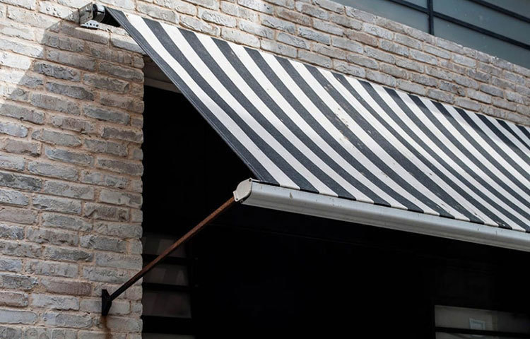 পূর্ব ও পশ্চিমের জানালাগুলোয় সানশেড বা ছাউনির ব্যবস্থা করুন। তাপ উৎপন্ন করতে পারে, বিকেলের দিকে এমন কাজ করা বন্ধ করুন।