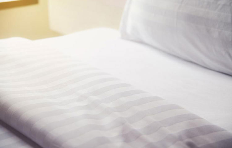 সাদা বা হালকা রংয়ের সুতির কাপড় বিছানার চাদর ব্যবহার করুন। বিছানার চাদর মোটা ও কারুকাজ থাকলে ঘাম বেশি হয়। সাদা ও হালকা রঙের কাপড় তাপ শোষণ করে না, বরং প্রতিফলিত করে।