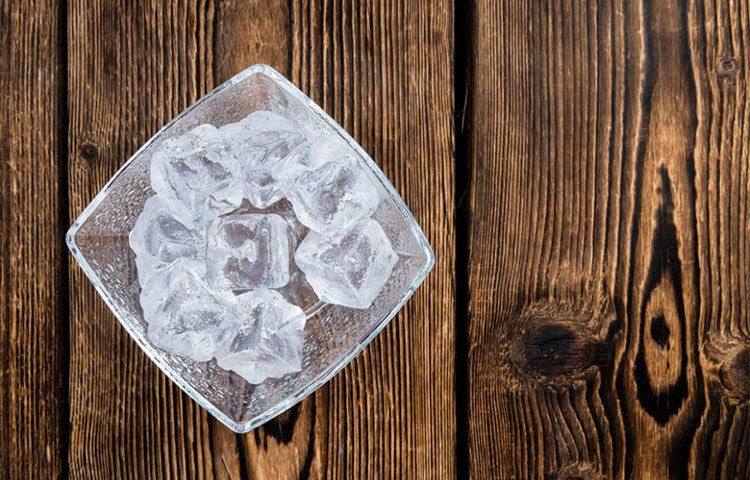 এক বাটি বরফের টুকরো নিয়ে ফ্যানের নীচে রেখে ফ্যান চালু করুন। কিছুক্ষণ পর বরফগুলো যখন গলতে শুরু করবে, তখন বাতাস ওই ঠান্ডা জল শোষণ করবে এবং ছড়িয়ে দেবে। এর ফলে আপনার ঘর ঠান্ডা হবে।