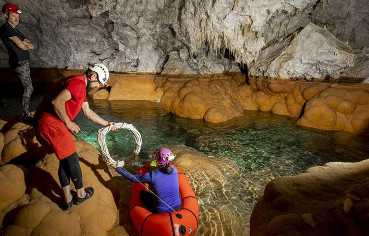 পৃথিবীর বেশির ভাগ গুহা বৃষ্টির জলে ক্ষয়প্রাপ্ত হয়ে। কিন্তু লেচুগুইলা গুহার পাথরের ক্ষয় হয়েছে মূলত সালফিউরিক অ্যাসিড দ্বারা।