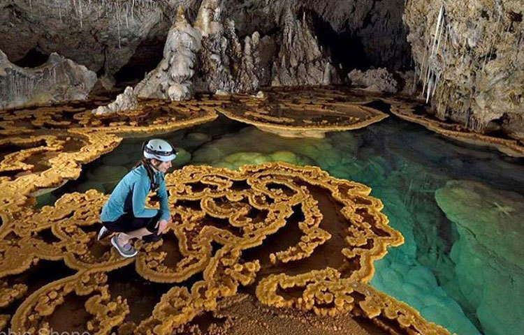 এই গুহার ভিতরে আপনা থেকেই তৈরি হয়েছে একটি কক্ষ। যার নাম দেওয়া হয়েছে শ্যান্ডেলিয়ার বলরুম। সেখানকার জিপসাম পিলারগুলোর দৈর্ঘ্য ২০ ফুটেরও বেশি।