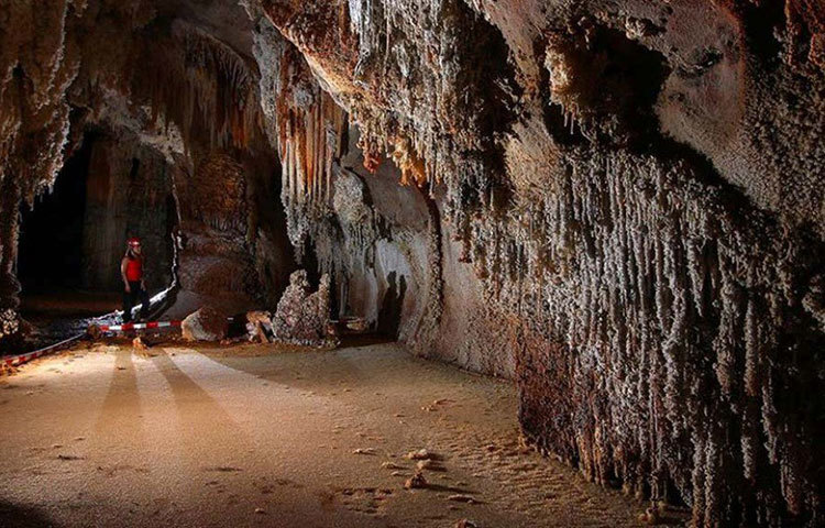 তারপর গুহার ভিতর যাওয়ার রাস্তা তৈরির কাজ শুরু হয়। প্রথম দিকে কেউই এর আকার সম্পর্কে ধারণা করতে পারেননি। কিন্তু এর ভিতর যত ঢোকা গেল, ততই এর রহস্য উন্মোচিত হতে লাগল।