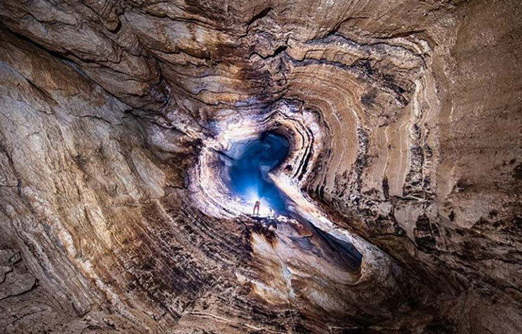 এখনও অবধি প্রায় ২২২ কিলোমিটার গুহাপথ আবিস্কৃত হয়েছে। তবে এই বিশাল আকারই গুহার সবথেকে বড় রহস্য নয়।