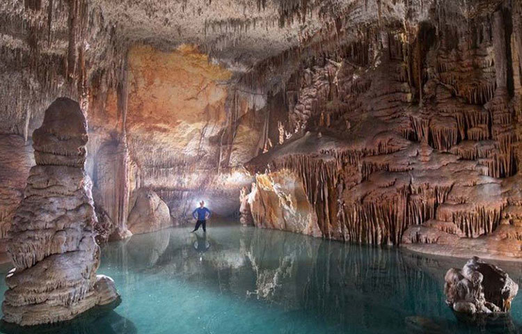 এই গুহার ভিতরের দেয়ালে আপনা থেকে তৈরি হওয়া নির্মাণশৈলী বিস্ময় তৈরি করেছে গবেষকদের মধ্যে।