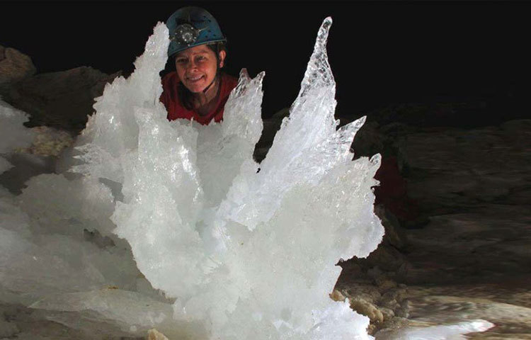 বিভিন্ন রকম নকশার ক্রিস্টালে মোড়া রয়েছে এই গুহার ভিতর। এর কোনোটা দেখতে বিশালাকার ফুলের মতো, তো কোনোটা প্রাসাদের থামের মতো।