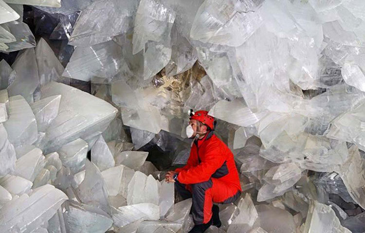 এই ক্রিস্টালগুলো তৈরি হয়েছে জিপসাম থেকে। জিপসাম একটি খনিজ লবন যা চুনাপাথর থেকে তৈরি হয়।