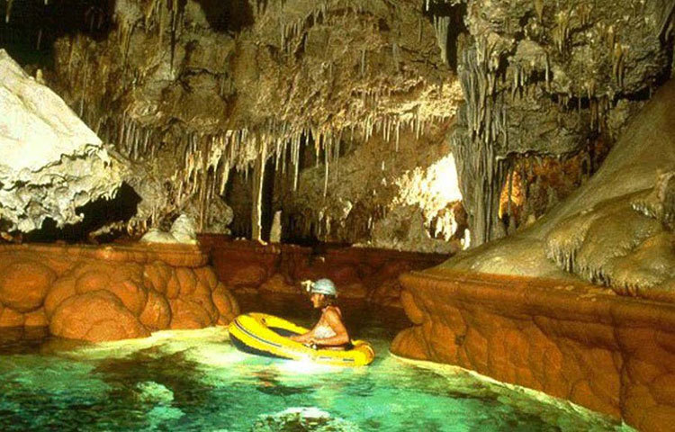 গুহাতে জিপসামের সজ্জা মাইলের পর মাইল বিস্তৃৃত রয়েছে। গুহার মধ্যে কীভাবে তৈরি হল এই জিপসামের ক্রিস্টাল?