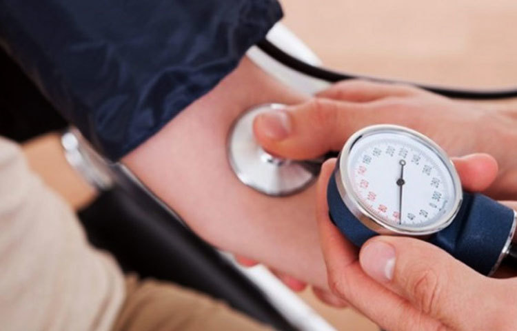 উচ্চ রক্তচাপের সমস্যা নিয়ন্ত্রণে রাখতে আদা অত্যন্ত কার্যকরী। এর জন্য প্রতিদিন ৭৫ থেকে ১০০ মিলিগ্রাম আদাই যথেষ্ট।