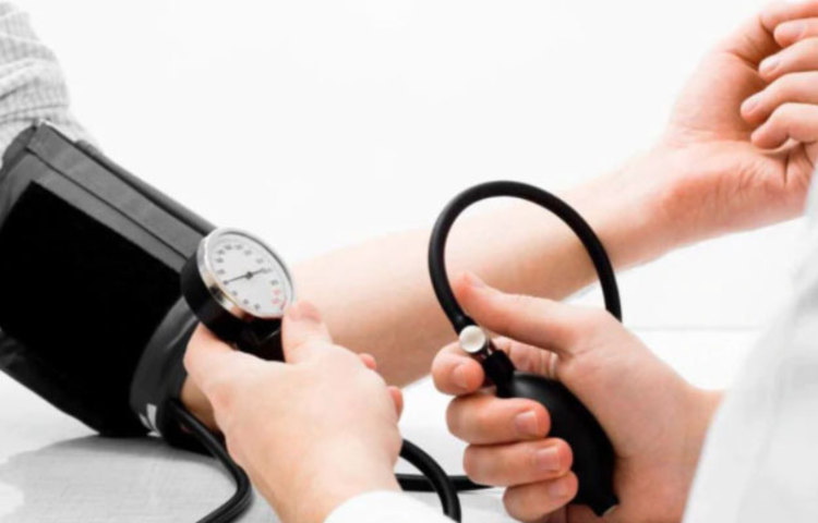 উচ্চ রক্তচাপের সমস্যা নিয়ন্ত্রণে রাখতে আদা অত্যন্ত কার্যকরী। এর জন্য প্রতিদিন ৭৫ থেকে ১০০ মিলিগ্রাম আদাই যথেষ্ট।