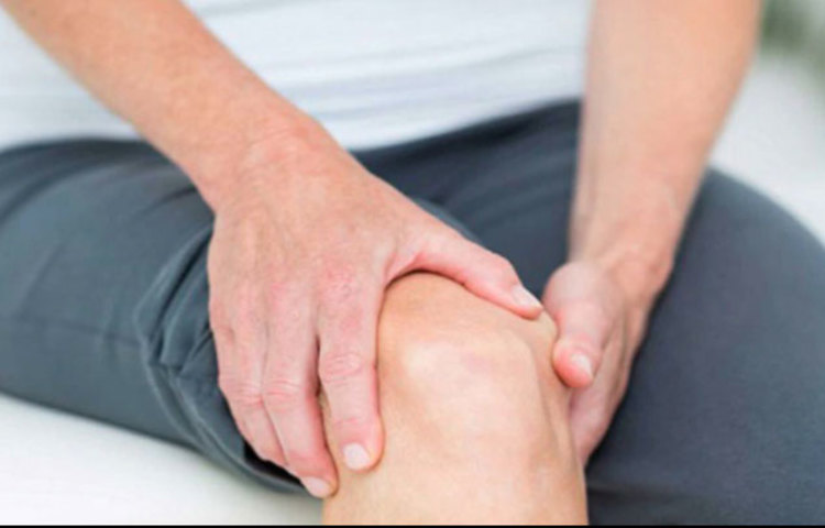 গরম জলের সঙ্গে আদা মিশিয়ে খেলে বাতের ব্যথাও কমে। বছর খানেক আগে একদল মার্কিন গবেষক দাবি করেন, আর্থ্রাইটিসের মতো সমস্যাও কমে যেতে পারে আদার রসে।