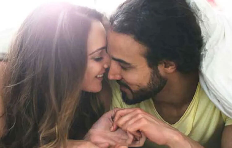 সঞ্চয়: নারীরা গৃহস্থালির খরচ ছাড়াও কিছু সঞ্চয় নিজেদের কাছে রাখেন। কিন্তু তিনি যে এভাবে খানিকটা টাকা সঞ্চয় করেন তা তিনি কখনোই স্বামীকে জানান না। এর নেপথ্যের অন্য কোনো কারণ না থাকলেও অনেক সময় সংসারের কষ্টের সময় বা আর্থিক সীমাবদ্ধতার কারণে তারা কাজে লাগান এই টাকা। ছবি: সংগৃহীত