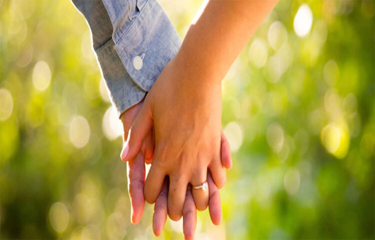 অফিসে কথাবার্তা: চাকরিজীবী নারীরা তাদের স্বামীর কাছ থেকে বেশিরভাগ সময়ই অফিস সংক্রান্ত বিষয় চেপে রাখেন। এমনকি অফিসে কোনো কাজে অর্জিত সাফল্য বা অফিসে নিজের প্রশংসার কথাও স্বামী বা সঙ্গীকে বলেন না তারা। তবে বন্ধু বা পরিবারের সদস্যদের এটি সম্পর্কে বলেন। নারীরা এটি করেন কারণ তারা মনে করেন যে তাদের ব্যক্তিগত বিষয়গুলিতে স্বামীদের যুক্ত করা উচিত নয়। ছবি: সংগৃহীত