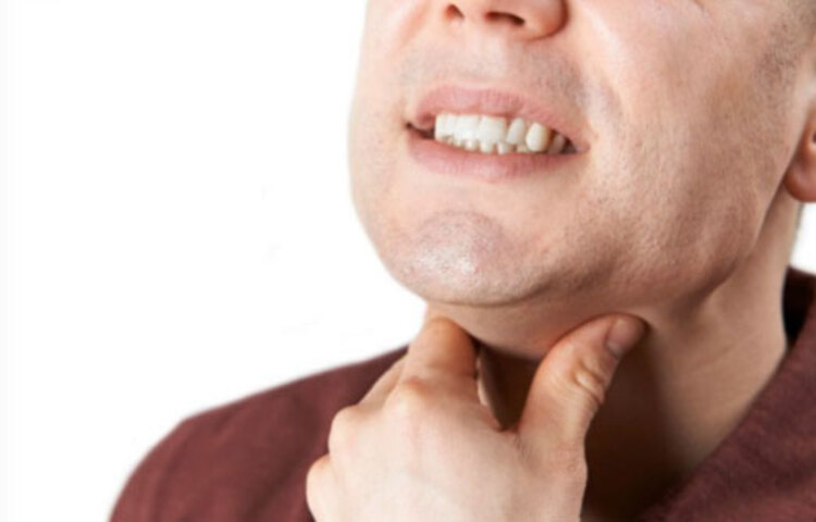 ভয় পাবেন না, এই দাবি একেবারেই সত্যি নয়। এ প্রসঙ্গে থাই স্বাস্থ্য বিভাগের কথা বলতেই হয়। কেন না, সম্প্রতি তারা সরব হয়েছেন, বলেছেন এরকম কোনো তথ্য তারা দেননি। অন্য চিকিৎসাবিদরাও সহমত হয়ে বলেছেন যে ড্রাই থ্রোট হলেই সংক্রমণের আশঙ্কা বৃদ্ধি পায় না। সত্যি বলতে কী, ড্রাই থ্রোট বা গলা শুকনো লাগা একদমই জীবাণু সংক্রমণ বাড়িয়ে তোলার জন্য দায়ী নয়। জীবাণু আমাদের শরীরে কোষ ও শ্বাসনালীর মাধ্যমে প্রবেশ করে ব্রঙ্কিয়া দিয়ে বাহিত হয় এবং ফুসফুসে গিয়ে পৌঁছয়। অতএব, ড্রাই থ্রোট হলেই যে জীবাণু সংক্রমণ হবে তা একেবারেই নয়।