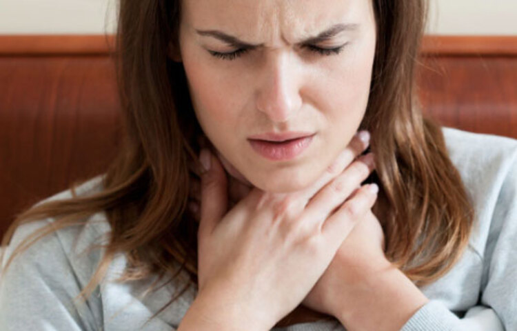 ডা. থিরার মত এই যে, ড্রাই থ্রোট জীবাণু সংক্রমণ বাড়ায় না। জীবাণু আমাদের শরীরে কোষ ও শ্বাসনালীর মাধ্যমে প্রবেশ করে ব্রঙ্কিয়া দিয়ে বাহিত হয় এবং ফুসফুসে গিয়ে পৌঁছয়। কাজেই ড্রাই থ্রোট হলেই যে জীবাণু সংক্রমণ হবে তা একেবারেই নয়। পাশাপাশি, যাদের অস্বস্তি কাটাতে কাশতে হয়, তাদের পানি পান করার পরামর্শ দিয়েছেন তিনি। যদিও তিনি বলেছেন, এটা জীবাণু সংক্রমণ প্রতিরোধ করার কোনো পন্থা নয়।