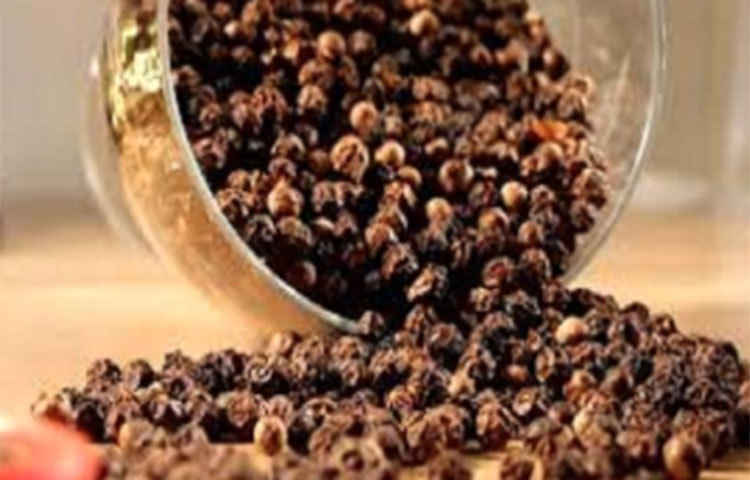 সর্দি, কাশি বা ঠান্ডা লাগলে ২ চামচ গোল মরিচের সঙ্গে ১ কাপ গরম জল মিশিয়ে পান করলে সর্দি, কাশি কাছে ঘেঁষতে পারেনা।