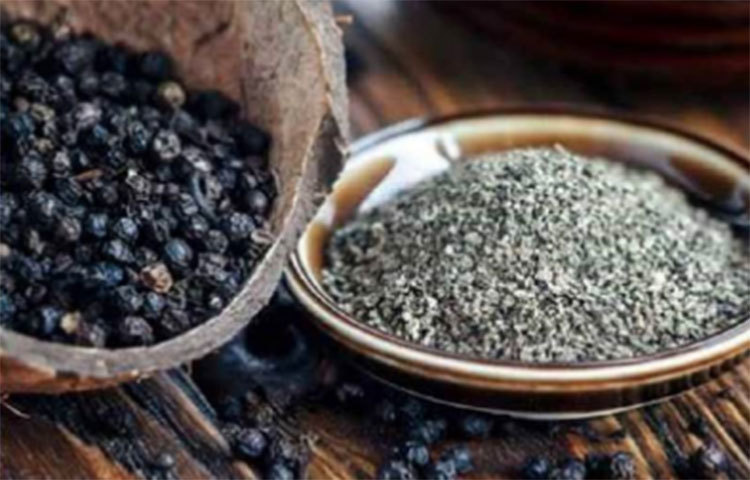 হজমের জন্য গোল মরিচ অত্যন্ত গুরুত্বপূর্ণ শরীরে খাবার হজমের জন্য অনেক উপকারী এনজাইম বা উৎসেচকের প্রয়োজন হয়ে থাকে, গোল মরিচের সাহায্যেই সেই সমস্ত উৎসেচক প্রস্তুত হয়ে থাকে ভালভাবে।