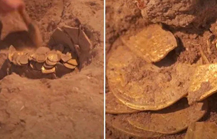 মাটি সরাতেই চমকে যান তিনি। দেখেন, মাটির পাত্রে বোঝাই রয়েছে সোনার মুদ্রা।