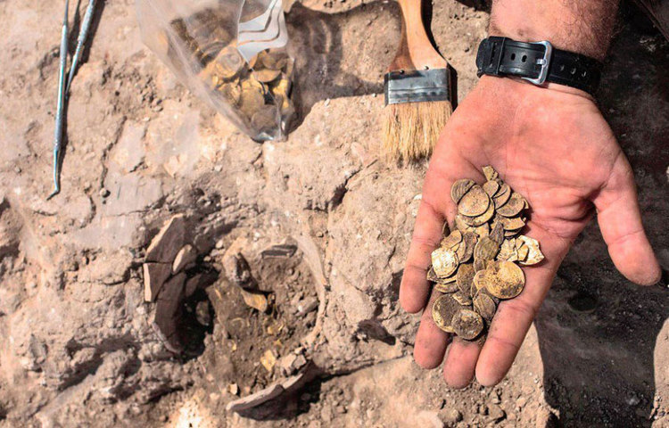 এ ব্যাপারে কোহেন বলেছেন, ‘অসাধারণ অভিজ্ঞতা। প্রথমে ভেবছিলাম পাতা। পরে দেখলাম সোনার ম্দ্রুা। এগুলো খুবই প্রাচীন।’