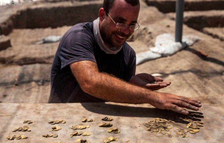 ঘটনা নিয়ে ইজারায়েলের অ্যান্টিকুইটি অথরিটির (আইআইএ) খননকার্যের অধিকর্তা লিয়াট নাদাভ ভিজ বলেছেন, ‘যিনি এই ম্দ্রুা লুকিয়ে রেখেছিলেন, তিনি নিশ্চয় এগুলো পরে তোলার কথা ভেবেছিলেন। সে জন্যই পেরেক দিয়ে আটকানো ছিল মাটির পাত্র, যাতে তা সরে না যায়’।