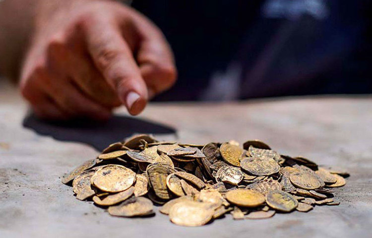 এই সব মুদ্রা প্রায় ১১০০ বছরের পুরনো বলেও জানিয়েছেন তিনি। যদিও কে সোনার মুদ্রা ভর্তি পাত্র লুকিয়ে রেখেছিলেন তা এখনও জানা সম্ভব হয়নি।