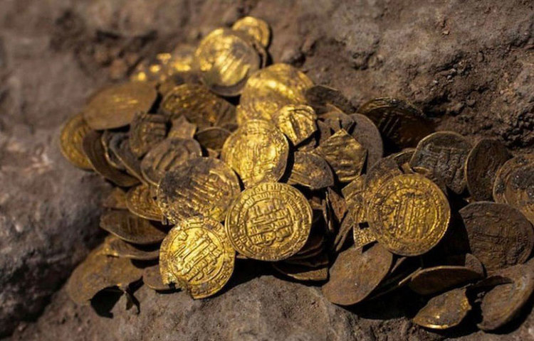 আরও অবাক করা বিষয়, হাজার বছর পরও সোনার মুদ্রাগুলো একটুও ক্ষতিগ্রস্ত হয়নি।