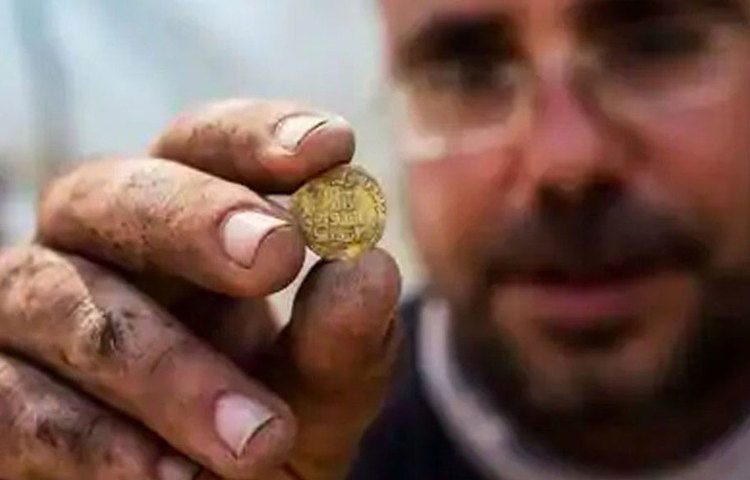 আইআইএ-র বিশেষজ্ঞ রবার্ট কুল জানিয়েছেন, এই মুদ্রাগুলো নবম শতাব্দীর। তখন ইজারায়েলের ওই অঞ্চল ইসলামিক আব্বাসিদ খিলাফতের অধীনে ছিল। সেই সাম্রাজ্যের বিস্তার ছিল বর্তমান আলজিরিয়া থেকে আফগানিস্তান পর্যন্ত।