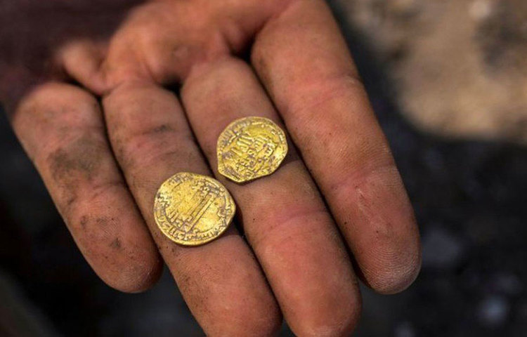 তিনি জানিয়েছেন ওই স্বর্ণমুদ্রাগুলো ২৪ ক্যারাট সোনার তৈরি। সেগুলোর মোট ওজন ৮৪৫ গ্রাম।