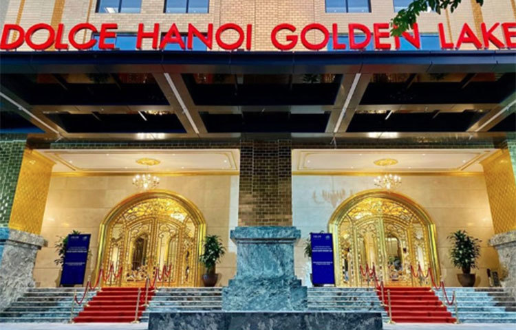 ভিয়েতনামের রাজধানী হানোইতে তৈরি হয়েছে গোল্ড প্লেটেড হোটেল ‘ডলস হানোই গোল্ডেন লেক’ (Dolce Hanoi Golden Lake)। ২০০৯ সালে নির্মাণ শুরু হয়েছিল সিক্স স্টার এই হোটেলের।
