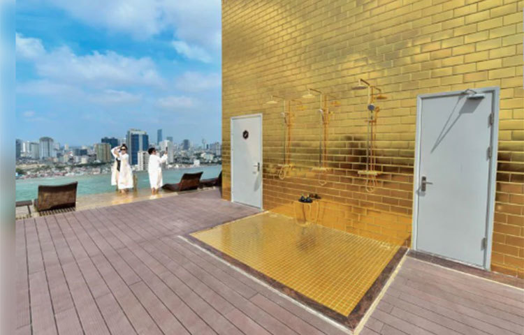 ‘ডলস হানোই গোল্ডেন লেক’ তৈরিতে খরচ হয়েছে ২০০ মিলিয়ন মার্কিন ডলার। ভারতীয় মূল্যে প্রায় ১৫০০ কোটি টাকা। হোটেলের ইন্টিরিয়ার এবং এক্সটিরিয়ার দুই ক্ষেত্রেই ব্যবহৃত হয়েছে ২৪ ক্যারেট সোনা।