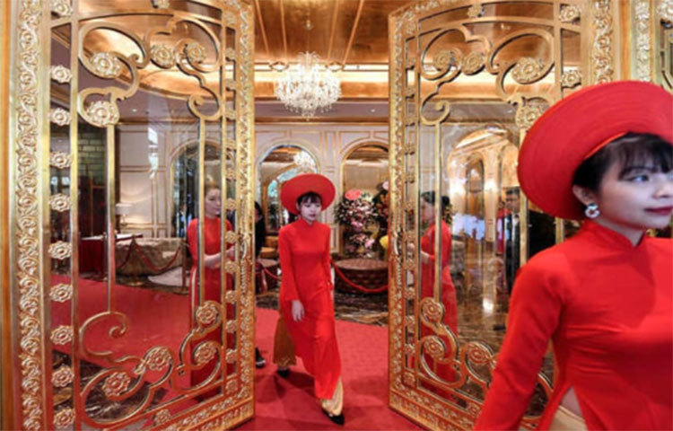 শুধু বাইরে নয়, হোটেলের দরজা, জানলাসহ বাথরুমের টয়লেট সিট থেকে শুরু করে লবি, ইনফিনিটি পুল , রুম এমনকী বাথরুমের শাওয়ারের মাথাটিও সোনায় মোড়া।