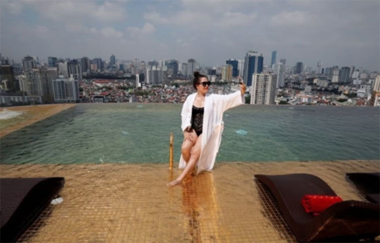 হোটেলের অন্দরে এবং বাইরেও ৫০০০ বর্গমিটারের সেরামিক টাইলস মোড়া হয়েছে সোনা দিয়েই।