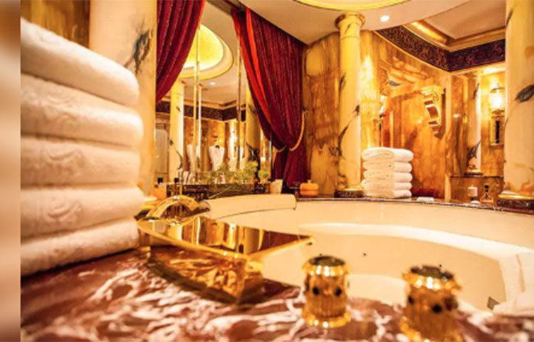 হোটেলটি ২৫ তলা। আর ইমিউনিটি পুলটি রয়েছে রুফটপে। কাপ থেকে শুরু করে খাবারও সোনার পাত্রেই পরিবেশন করা হবে অতিথিদের।