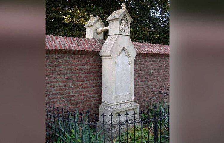 এই কবর স্বামী-স্ত্রীর। স্বামী ছিলেন ক্যাথলিক ও স্ত্রী ছিলেন প্রোটেস্ট্যান্ট। সে সময় ক্যাথলিক ও প্রোটেস্ট্যান্টদের কবর পাশাপাশি দেয়া নিষিদ্ধ ছিল। তাই দুই কবরের মধ্যে দেওয়াল থাকলেও তার উপর দিয়েই রয়েছে যোগসূত্র।