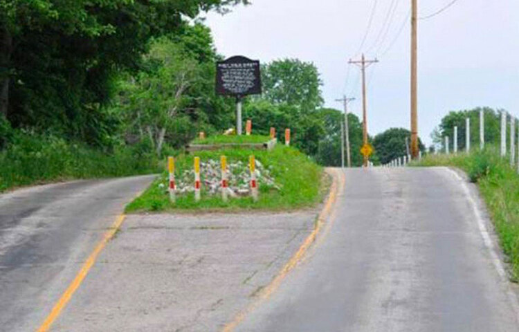 এই কবরটি আমেরিকার ইন্ডিয়ানার এক গ্রামীণ এলাকার। কর্তৃপক্ষের অনুরোধ সত্ত্বেও নাতির কবর সরাতে রাজি হননি ঠাকুমা। সে জন্য কবরকে মাঝখানে রেখেই দু’পাশ দিয়ে চলে গিয়েছে রাস্তা।