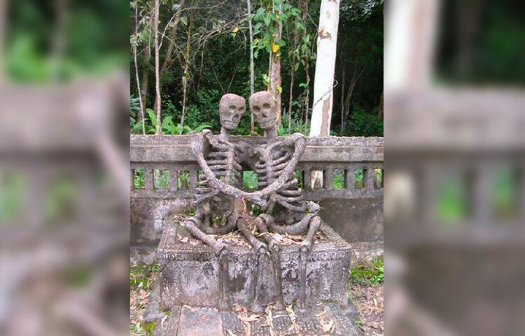 কবরের উপর হাত ধরাধরি করে বসে আছে কঙ্কাল। প্রিয়জনের প্রতি ভালবাসা ব্যক্ত করতেই এই প্রতিকৃতি।