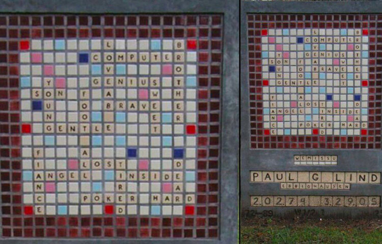 কবরের উপর ক্রসওয়ার্ড। মৃত ব্যক্তির ক্রসওয়ার্ডের প্রতি ভালবাসা বোঝাতেই এভাবে সাজানো হয়েছে কবরটি।